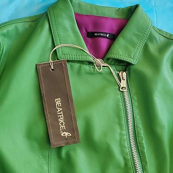 crop leather jacket, size marked 8, but actually between the sizes- 6/8 - Picture 5 of 12